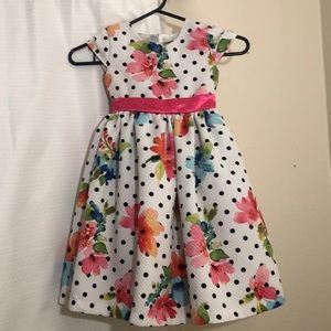 Dots dress, nice and colorful flowers.